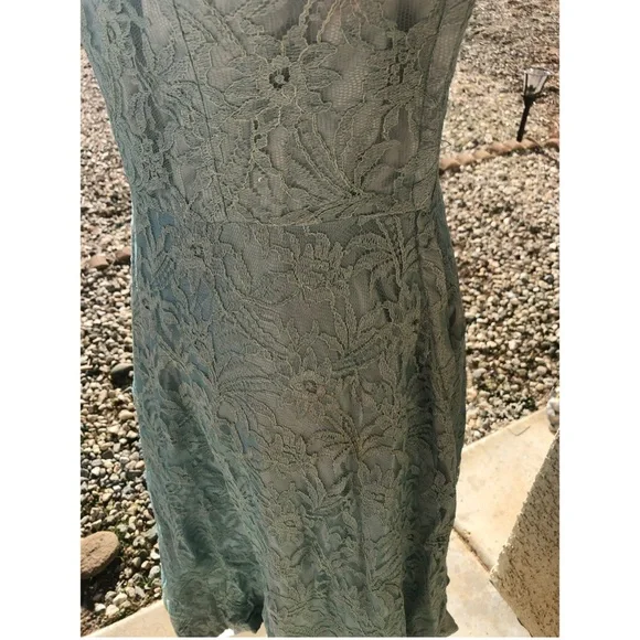 $5 Vintage Lace dress size med. $5 if bundled - Picture 4 of 8